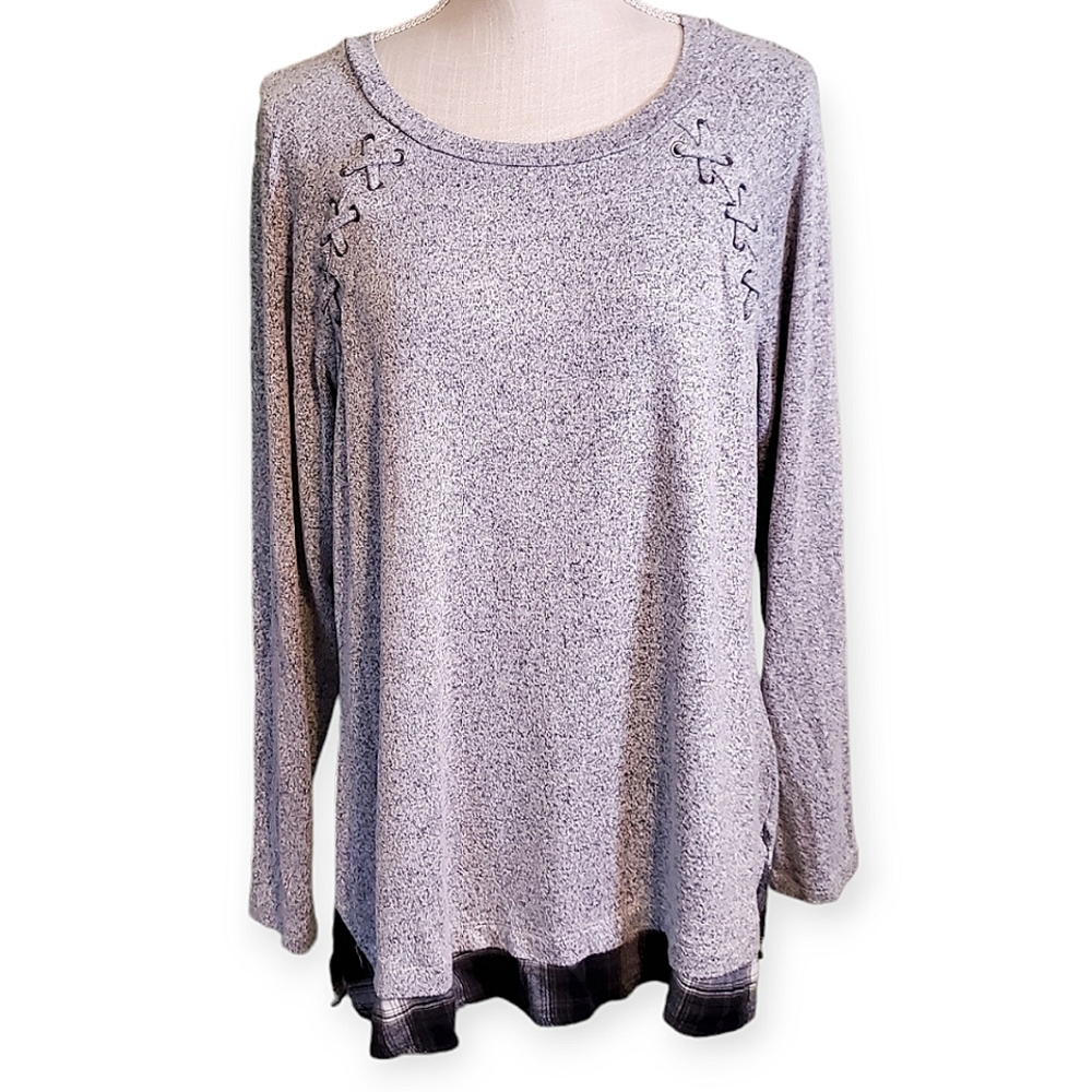 AVENUE | Women's heathered-gray plaid hem long-sleeve sweater.